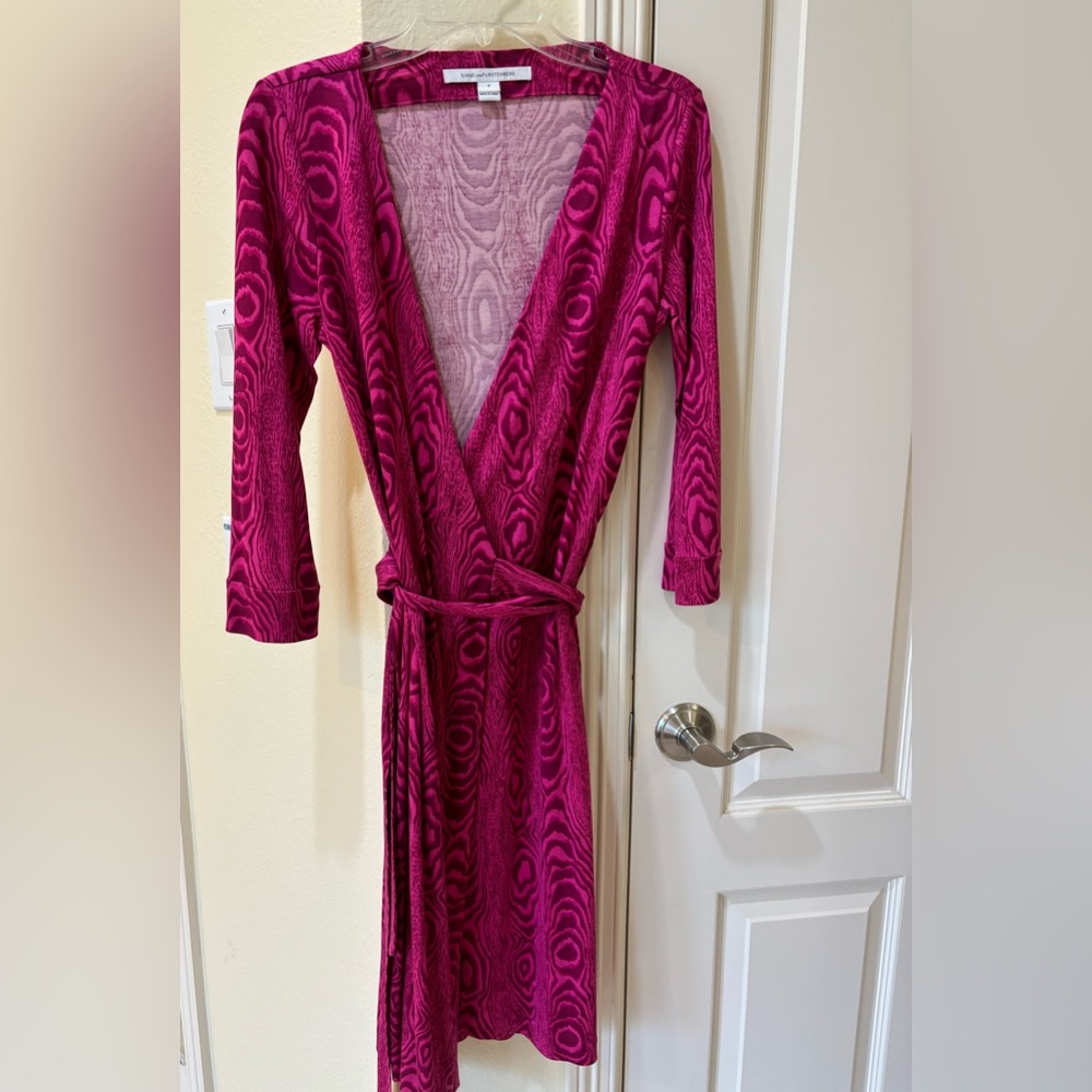 Diane Von Furstenberg Silk Wrap dress size 8